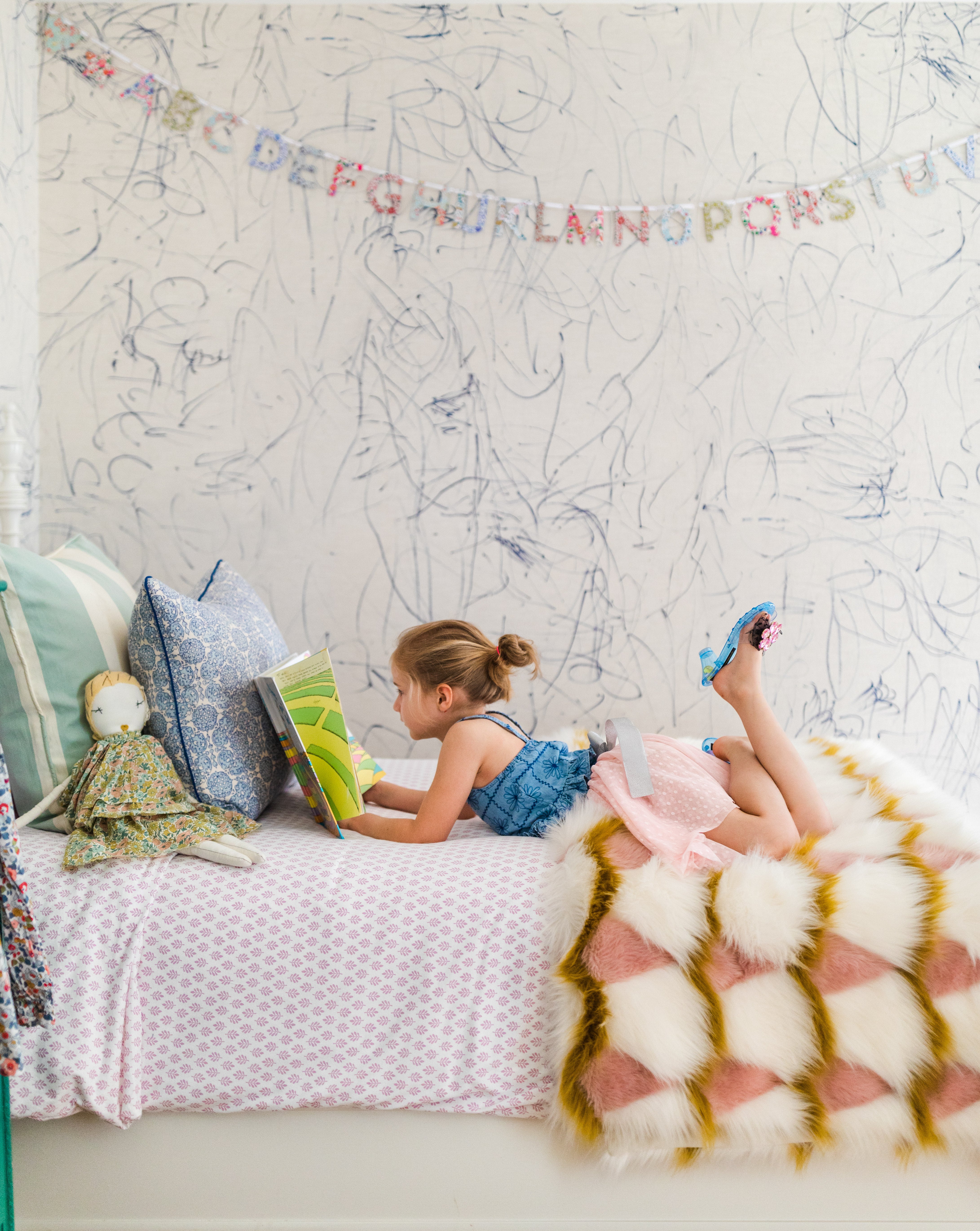 Scribble Wallpaper Swatch in Breeze
